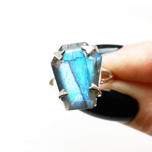 Load image into Gallery viewer, STERLING SILVER LABRADORITE COFFIN RING